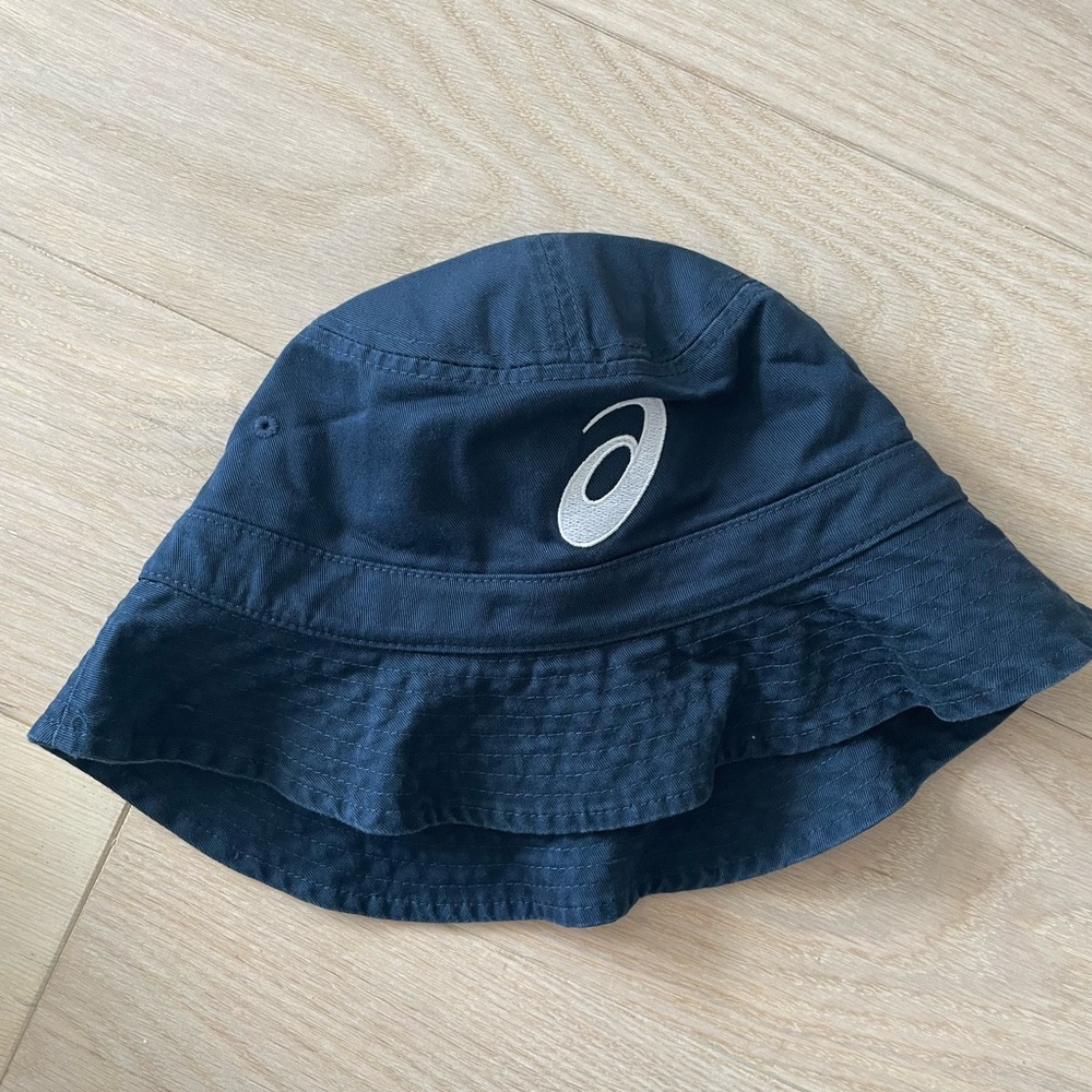 BRAND NEW Asics Logo Navy Bucket Hat